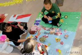 9岁男童街头卖自己玩具，过往行人驻足询问，知道详情后议论纷纷图片