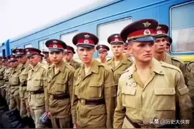 90年代的俄军大甩卖：一支牙膏换件军大衣，一个罐头换把AK图片
