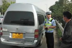 见交警拦查调头就跑，这辆面包车里大有乾坤图片
