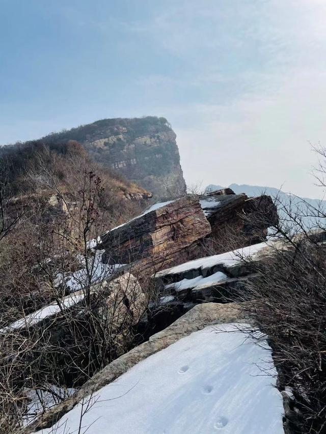 郑州驴友徒步经典户外线路，万丈梯刀背山穿越小长城黄金大草原