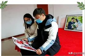 一场没有亲友到场的婚礼 他骑摩托车娶新娘回家图片