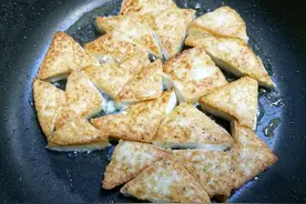 煎豆腐时，不要直接用油煎！多做一步，不粘锅不破皮，香嫩不易碎图片