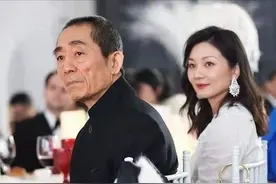 张艺谋娇妻真没法低调，穿衬衫配硕大钻石耳环，水钻珍珠包更抢眼图片