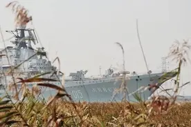 美媒感叹我国“第二艘航母”近况，泊南通长江大桥畔多年无人问津图片