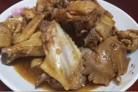 鸡肉家常简单小炒，蒜姜爆炒焖1分钟，原汁原味非常好吃，真香图片