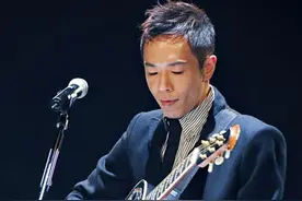 “柔情才子”黄贯中：光芒不敌周星驰，却成了朱茵心中的盖世英雄图片