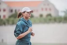 董卿，你跑步和读书的样子真美图片