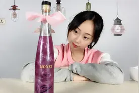 妹子试喝“星空酒”，轻轻摇晃一下，我好像看到了夜空繁星