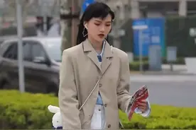最近一款叫“死亡抹茶袜”火了，搭“奶奶鞋”最潮，回头率百分百图片
