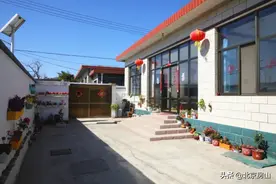 美化庭院，大石窝村民上演废旧酒瓶“变形记”！图片