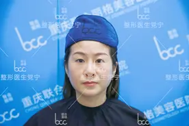 40岁做完双眼皮隆鼻术后一个月，朋友们说她变了一个人图片