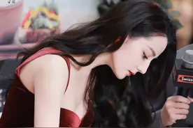 迪丽热巴身材太绝了，一袭酒红色丝绒礼服裙女人味十足，曲线完美图片