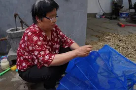 母爱感人，河南老妇一天做10小时手工，只为给儿子挣30元救命钱图片