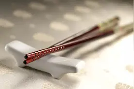 “筷子”识人术：吃饭时将筷子放在这3个位置的人，往往情商高图片