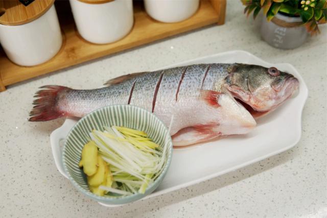 给鱼去腥，抽“鱼腥线”是不对的，记住处理4个真正腥味大的地方