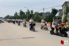 骑着共享电单车接亲，东明这支接亲队伍获好评图片