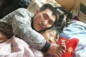 59岁老太为留住26岁小丈夫，甘愿整容，老太：我还要给他生孩子图片