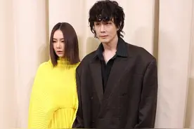 戚薇夫妇穿黄黑配色造型合体，李承铉造型太夸张自己都忍不住想笑图片