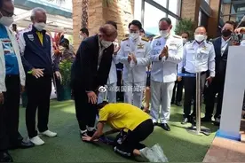 泰国跆拳道奥运冠军衣锦还乡，一见父亲跪拜谢恩图片