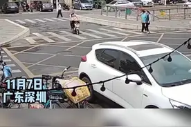 家长骑车横过马路被撞，孩子连车带人被撞飞图片