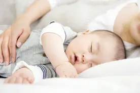 宝宝在谁身边“睡”得久，将有不一样的性格，家长别只图省事图片