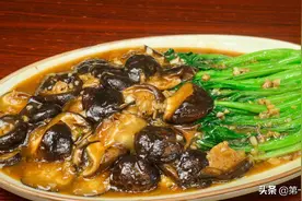 炒青菜很难保证色泽，配上香菇炒料汁，口感入味还不失清淡图片