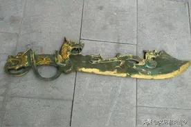 农村老汉拿着屠龙刀找专家鉴定，专家让他上交国家，老汉为难了！图片