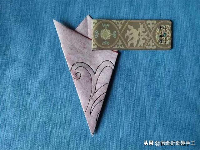 分享五瓣窗花剪纸教程：快过年了，自己剪的窗花贴上更有年味