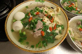 15元一碗的羊肉烩面，在家做成本不到5块钱，羊汤浓白吃得真过瘾图片