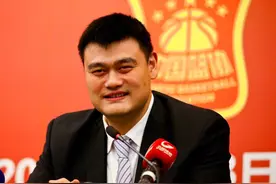 姚明父母购物！2米08姚爸爸已步履蹒跚，1米88姚妈妈精神好图片