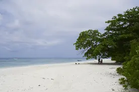 这是一个安静而又迷人的地方，观赏普吉岛日落的最佳地点之一图片