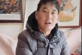 大衣哥写春联秀书法，笔画潦草有错别字，被曝曾4字卖20万天价图片