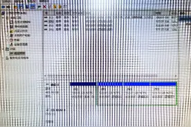 装完系统，硬盘的盘符被U盘的插中间了，这样处理图片