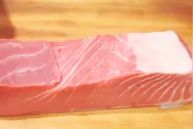 实拍日本人制作生鱼片，蘸着酱料，喝着日本清酒，貌似很享受哈视频封面