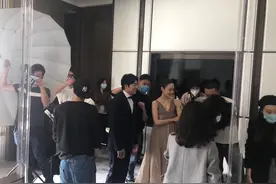 郎朗夫妇最新路透曝光 吉娜穿长裙腰围显粗疑怀孕图片