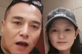 演员黑子与已婚女星太亲密，聚会亲脸遭批，本人回怼：亲下怎么了图片