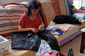 我家用废旧物品做了环保服装！是不是挺好？保护环境；从我做起图片
