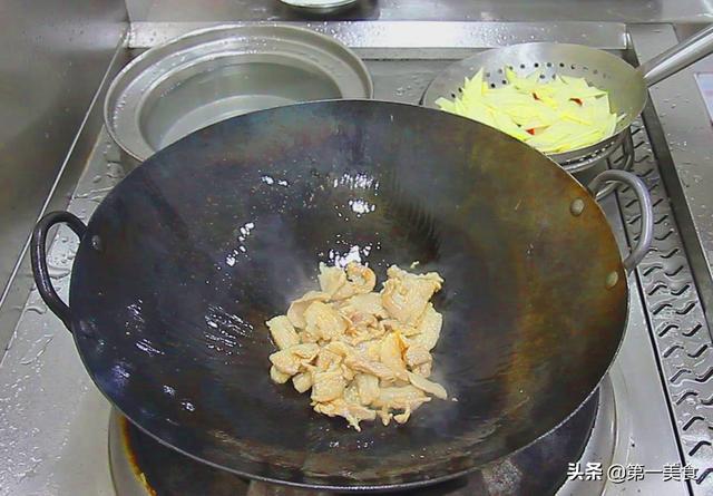 第一美食：两根茭白，一块炒肉，厨师长教你地道的家常做法