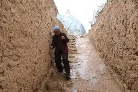 地坑院怎么排水，下雨天带大家去看看地坑院里的老人是怎么生活的图片