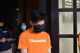 印尼网红玩恶搞，把自己搞进了警察局：居然把垃圾当食品捐给妇女图片