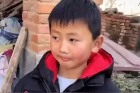 7岁没妈的男孩，被全村人轮流照顾，邻居奶奶：孩子娘走了爹傻了图片
