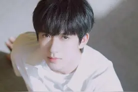 能量偶像人物志：身着白衣，心有锦缎——贺峻霖图片