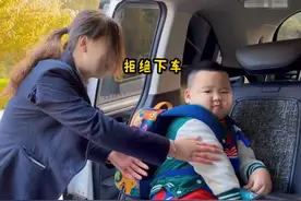 山东一萌娃到学校不愿下车，看到喜欢老师过来后，表情瞬间娇羞图片