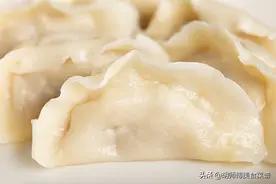 煮冻饺子，水开下锅是大忌！厨师长：牢记3点，饺子不开裂不破皮图片