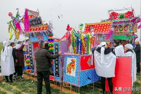 出殡当天扛着走，下葬后拿来给小孩做衣服，关于引魂幡的5个常识图片