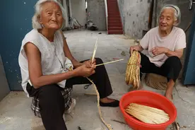 90岁妯娌俩相伴70载，嫂嫂比弟妹还小一岁，一起掐辫子成村头风景图片