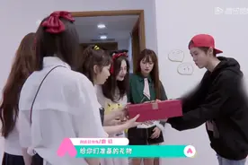 鹿晗黄子韬进女生宿舍没收零食，有没有女朋友一目了然图片