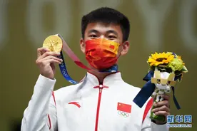 世界纪录！张常鸿赢得东京奥运会射击男子50米步枪三姿冠军图片