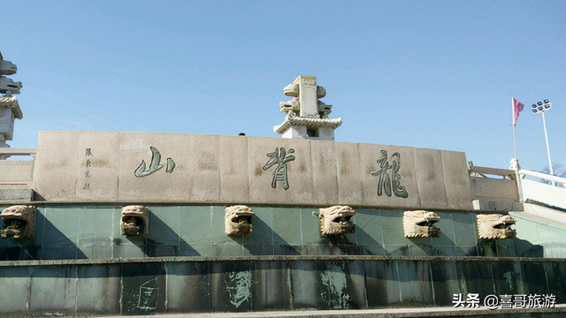 龙背山公园,位于辽宁省葫芦岛市龙港区森林公安局东行500米.