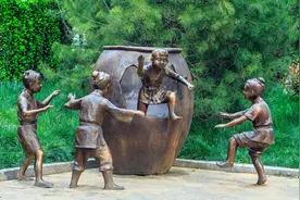 司马光砸缸，被救的孩子是谁，为什么老师从来不说？图片